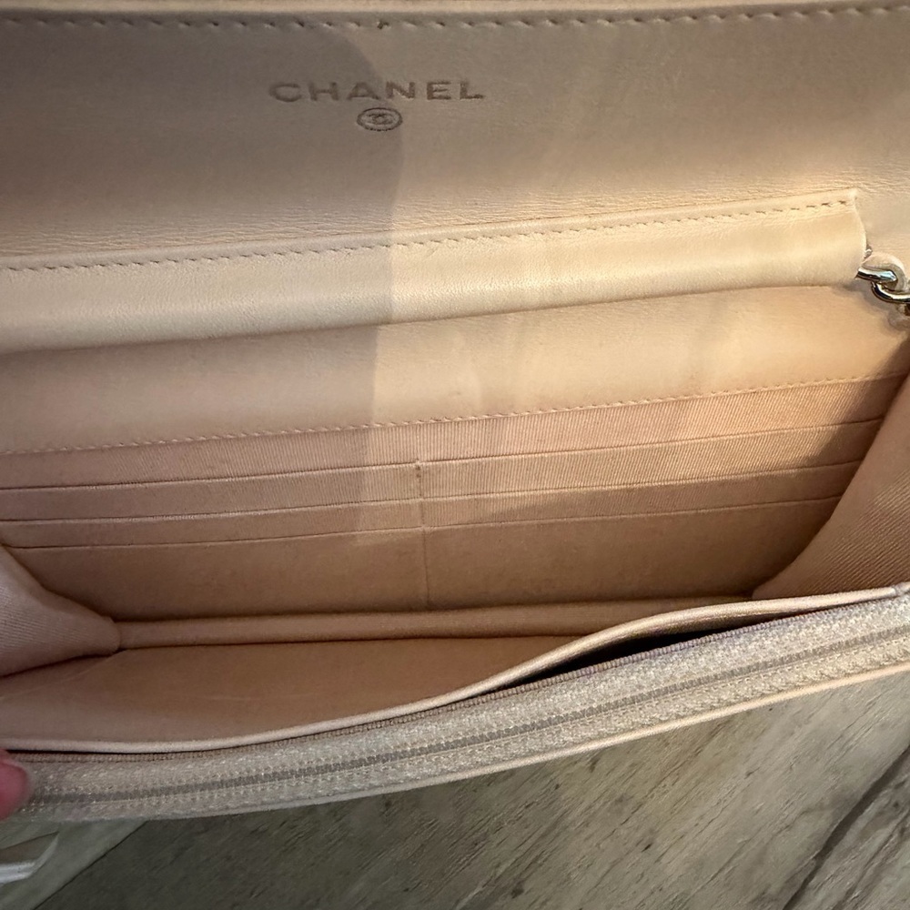 CHANEL Patent Leather WOC Crossbody Flap Bag Beige / Pink - Picture 11 of 16